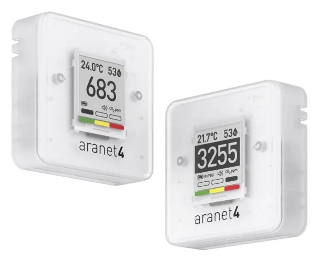 To hvite Aranet4 Home CO₂-målere med skjerm som viser tall