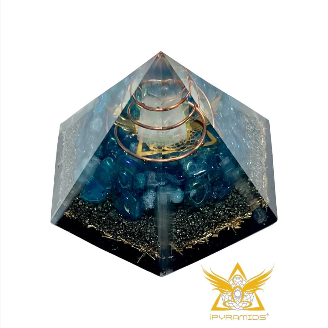 Liten pyramide av blå steiner med kobbertråd i spiral og en klar krystall på toppen, på svart sokkel, med iPyramids-logo