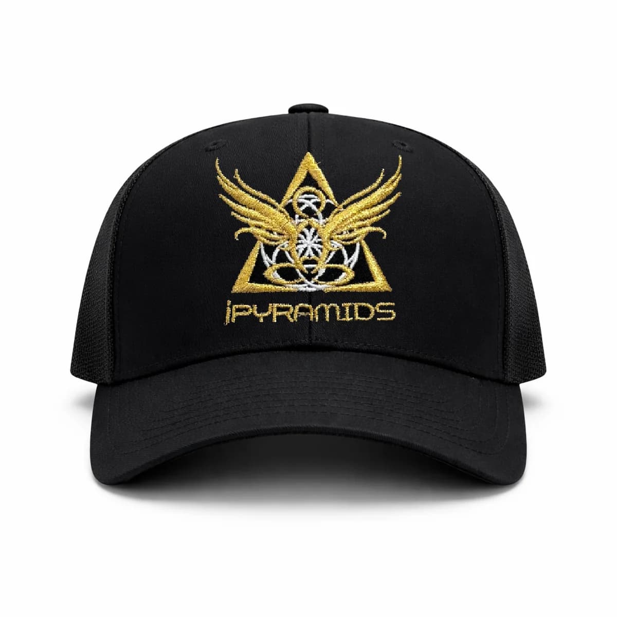 Svart caps med gullbrodert iPyramids-logo, sett forfra
