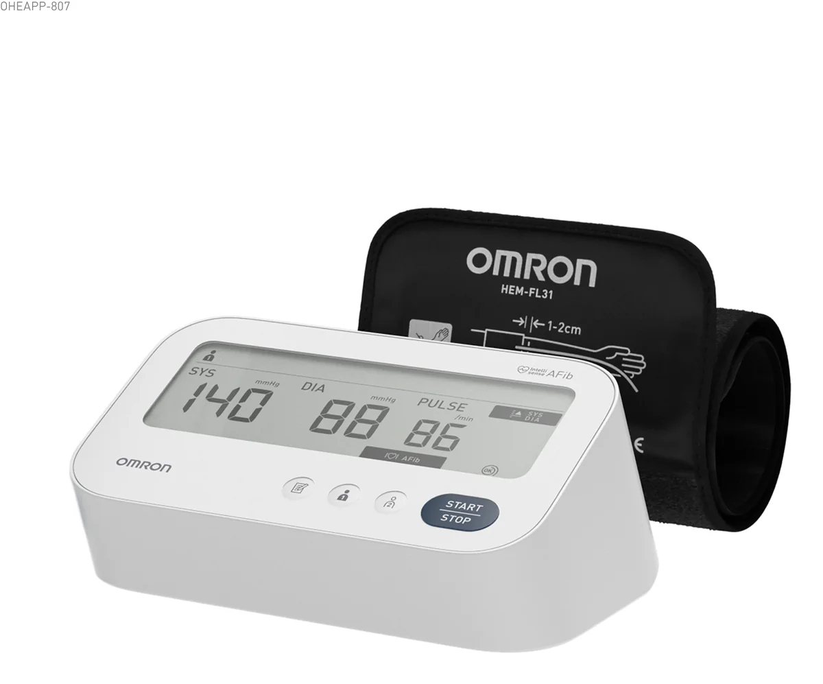 Hvit Omron M3 Comfort blodtrykksmåler med svart mansjett, sett på skrå