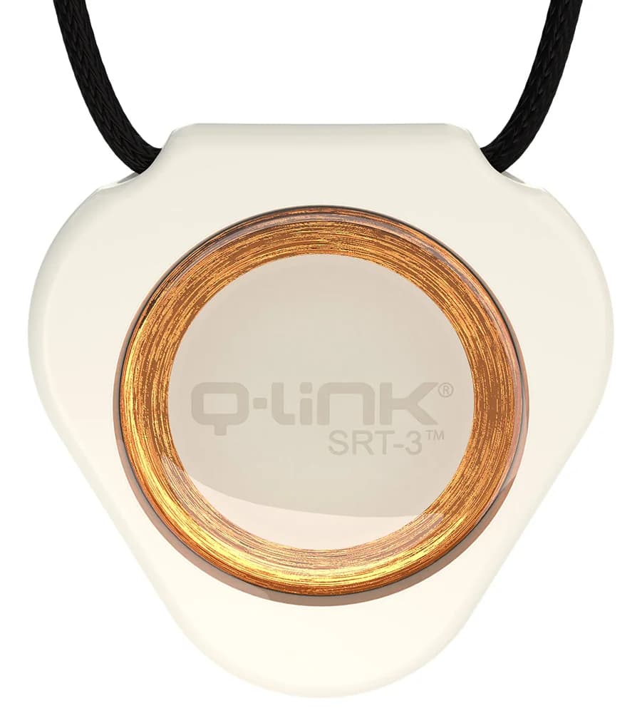Hvitt Q-Link SRT-3 anheng med kobberring i midten, hengende i svart snor