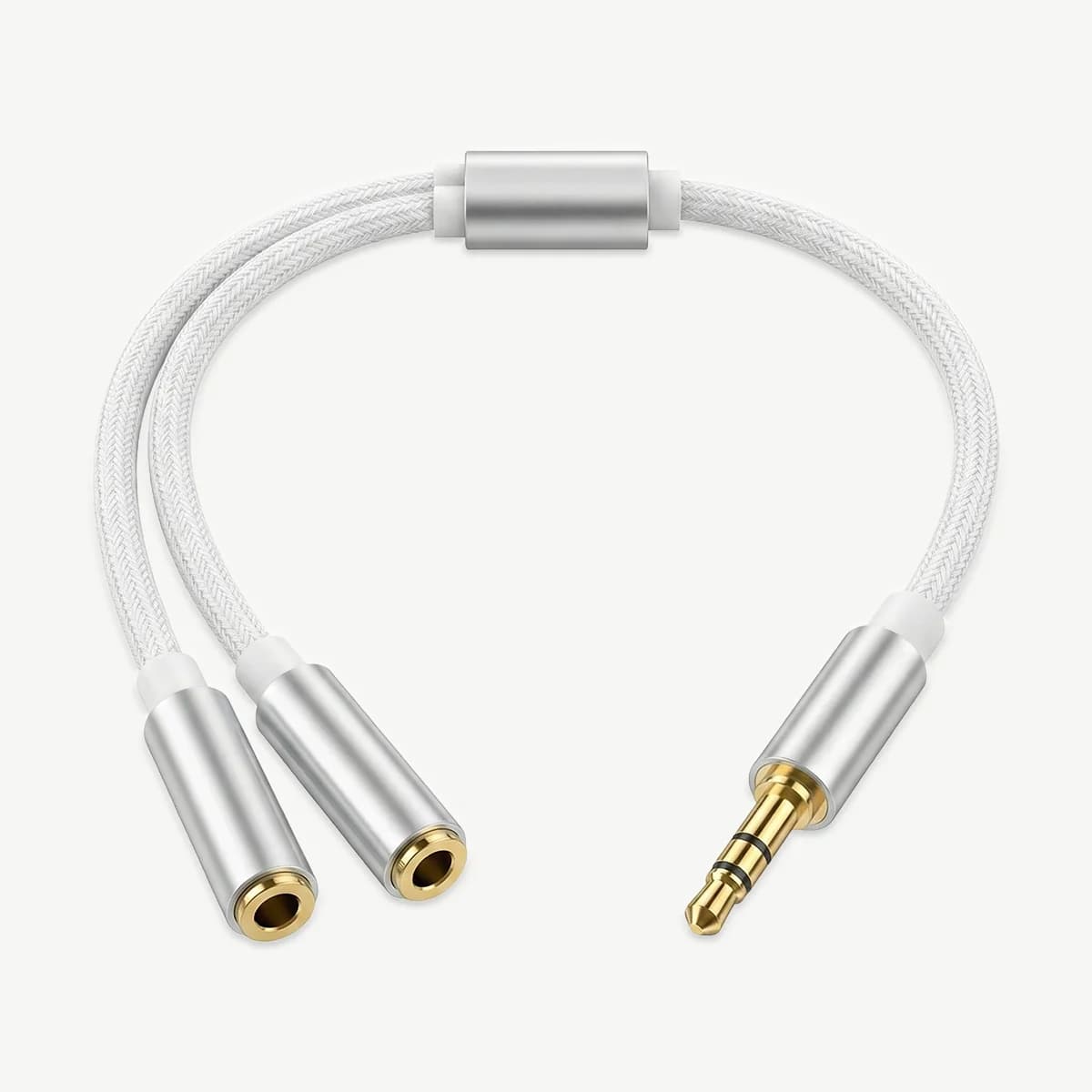 Sølvfarget og hvit Y-kabel med to hunnkontakter og en 3,5 mm-plugg, på hvit bakgrunn