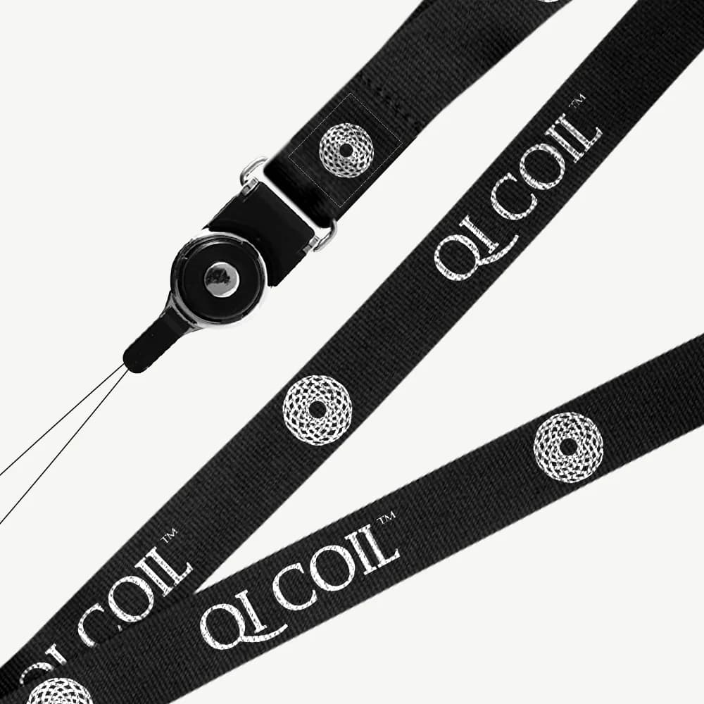 Svart nakkesnor med gjentatt Qi Coil-tekst og -merke, sett skrått ovenfra på hvit bakgrunn