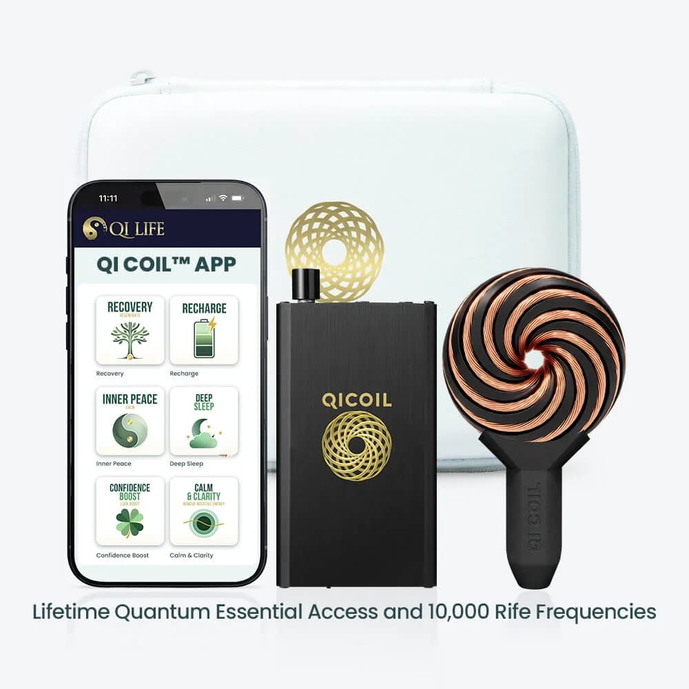 Mobiltelefon med appen «Qi Coil App», hvit koffert, svart kontrollenhet og en svart spiralformet håndspole