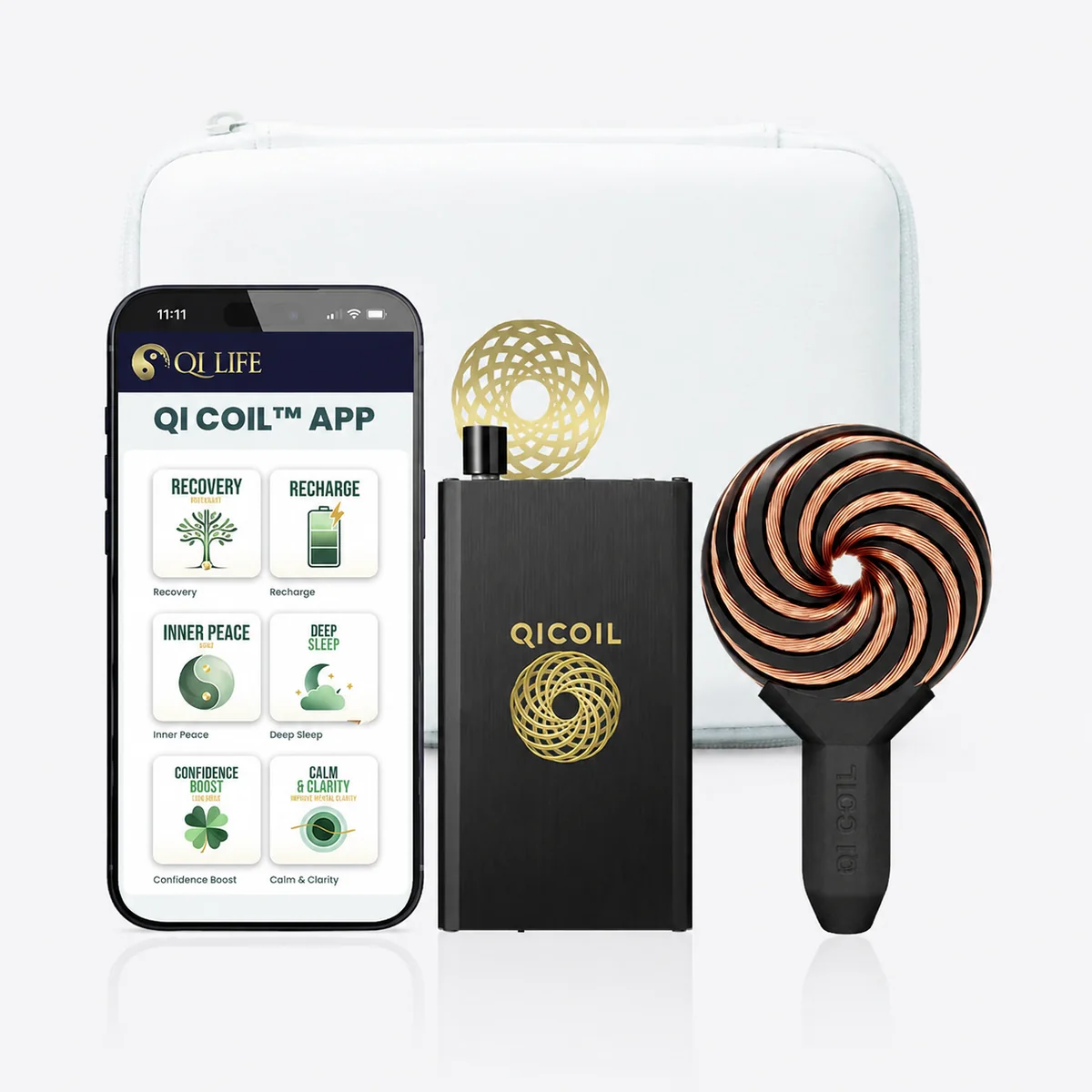 Mobiltelefon med appen «Qi Coil App», hvit koffert, svart kontrollenhet og en svart spiralformet håndspole