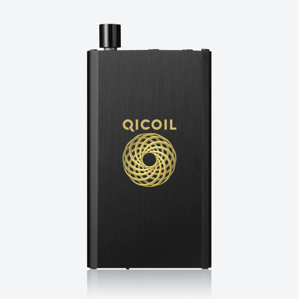 Svart, rektangulær ladeenhet med gullfarget Qi Coil-logo, på lys bakgrunn