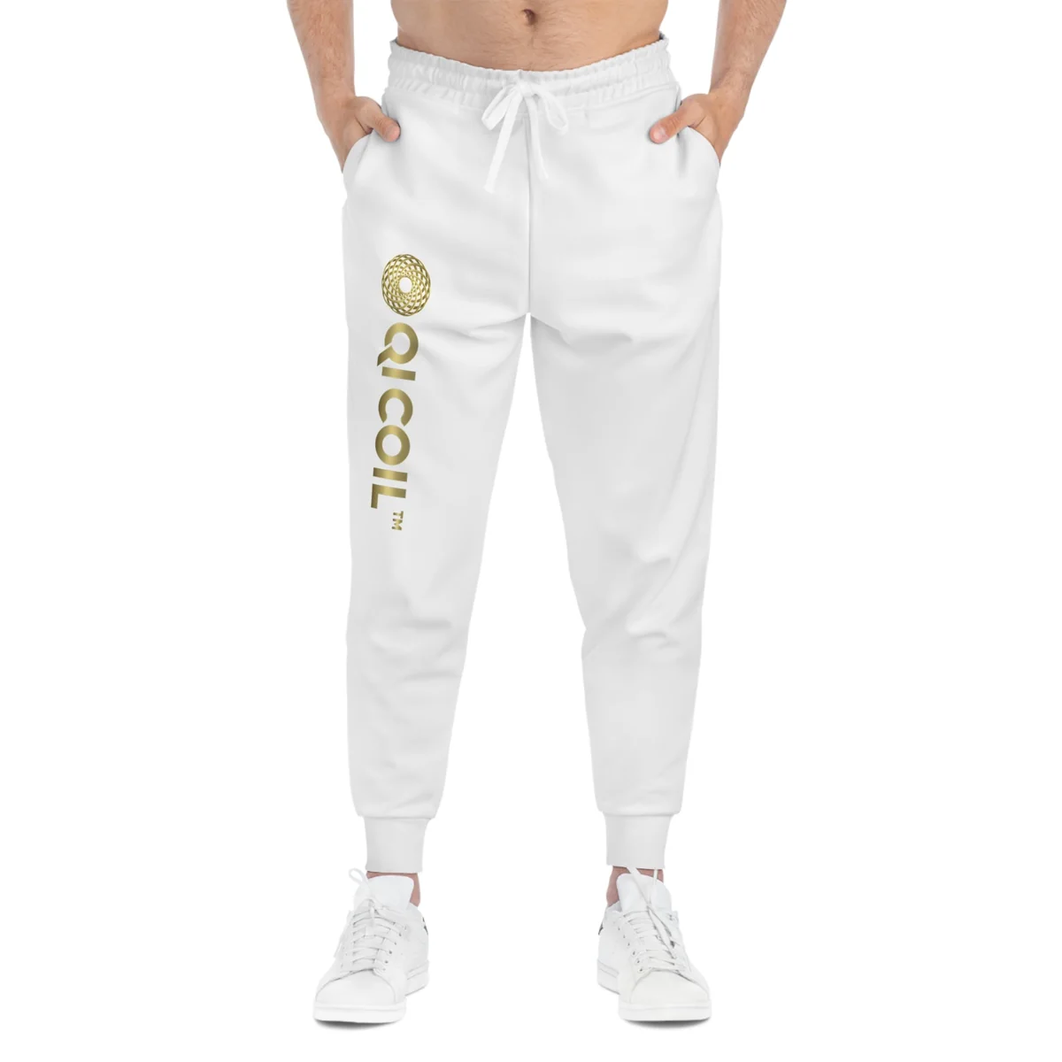 Hvite joggebukser med gullfarget Qi Coil-logo, vist på en modell