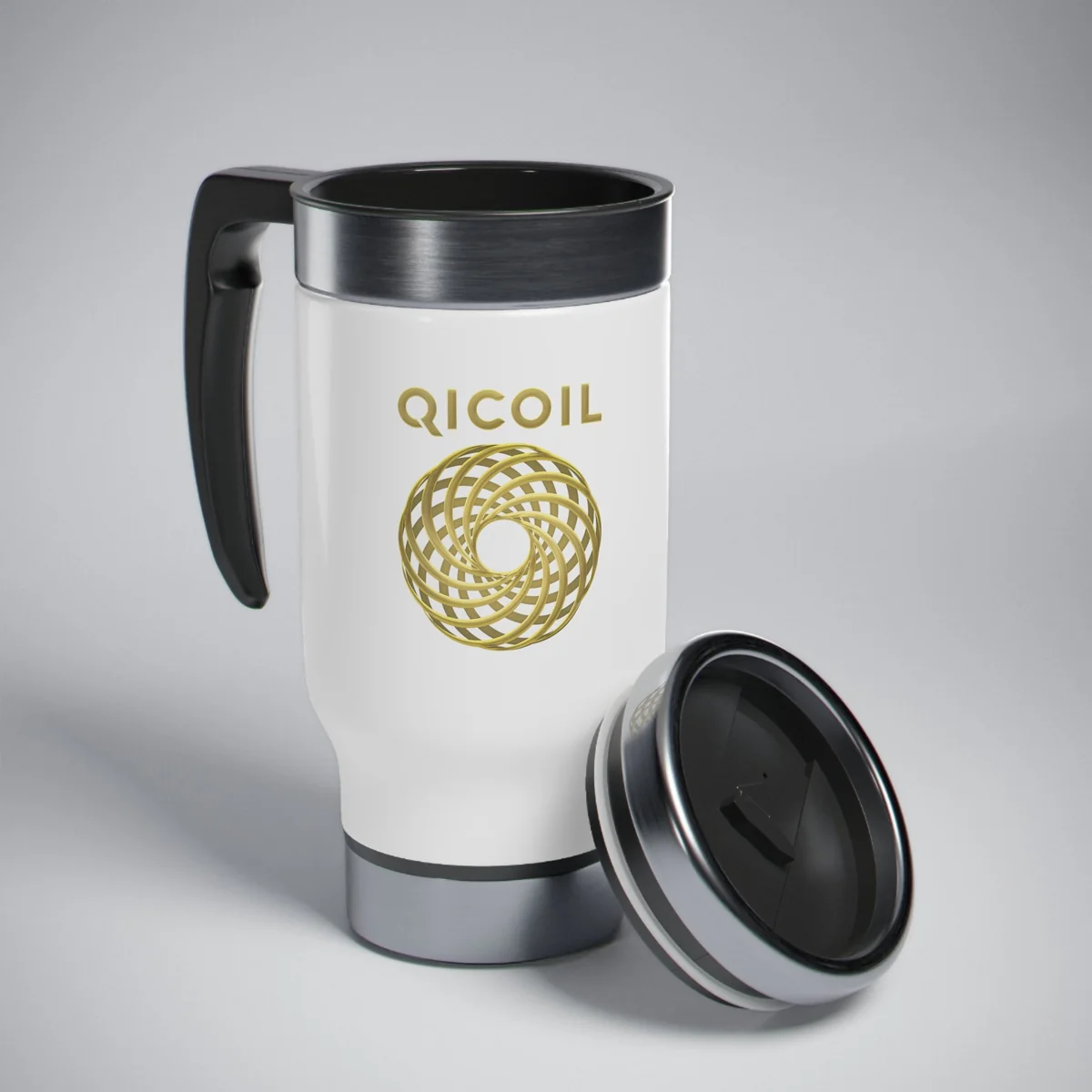 Termokopp i rustfritt stål med svart håndtak og gullfarget Qi Coil-logo, med lokket ved siden av