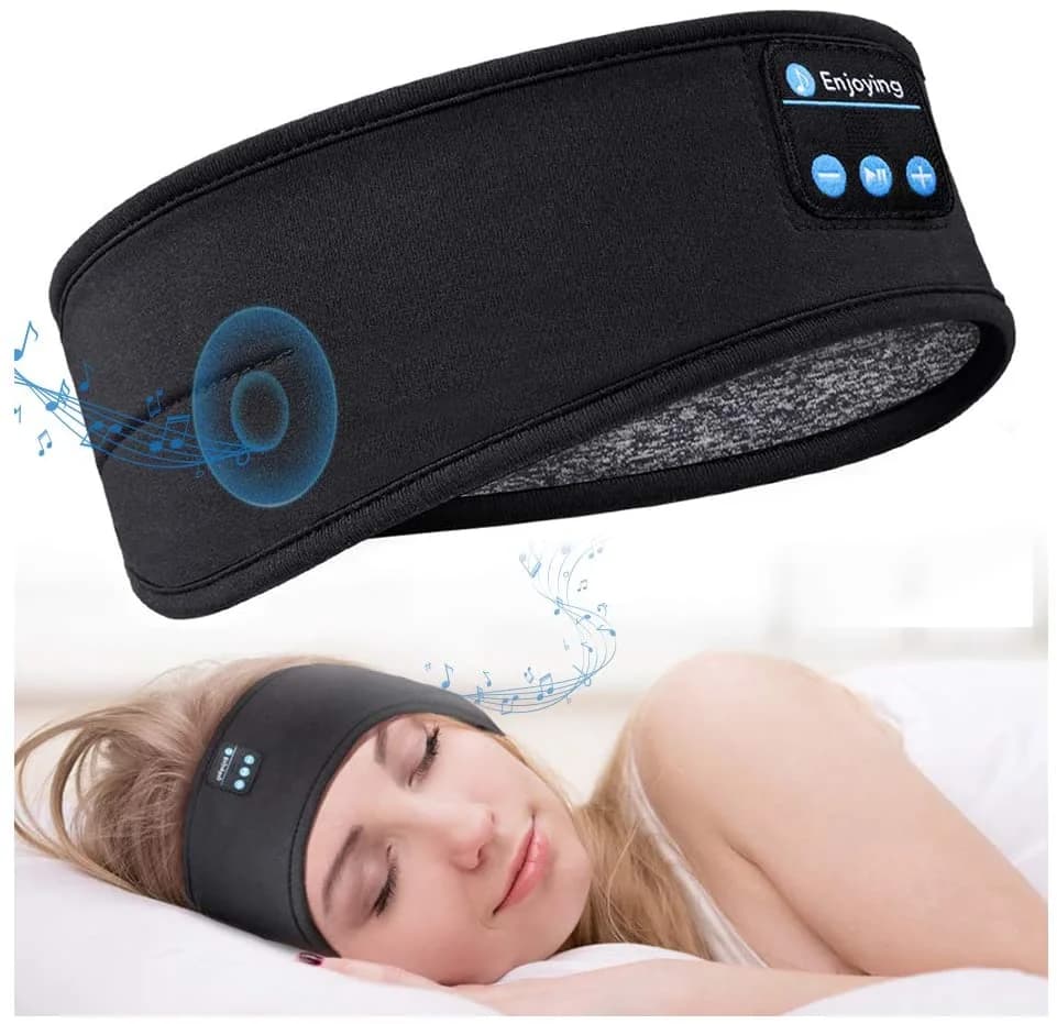 Svart hodebånd med bluetooth-lyd ved siden av en sovende kvinne med hodebåndet på