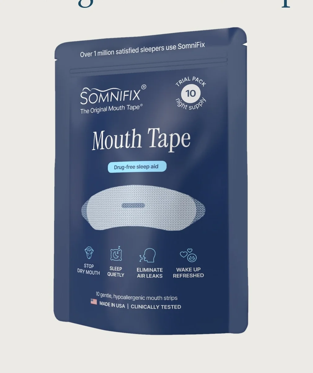 Marineblå pose med SomniFix Mouth Tape på lys bakgrunn