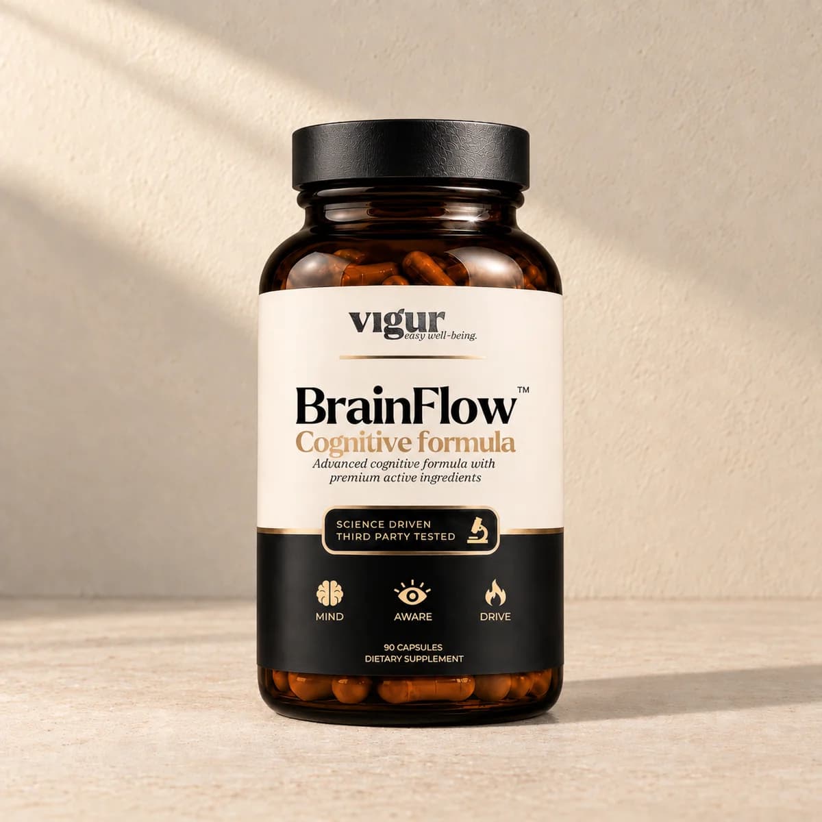 Mørk brun glassboks med svart lokk og lys etikett merket Vigur og «BrainFlow Cognitive formula» på beige bakgrunn