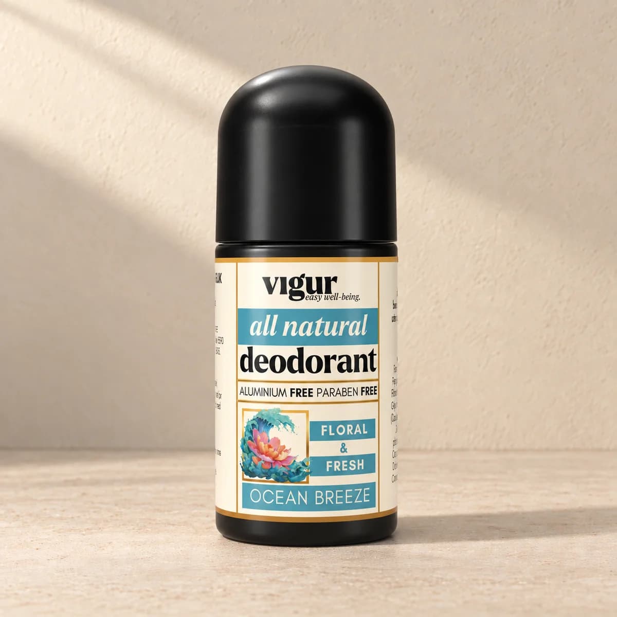 Svart roll-on-deodorant med lys etikett merket Vigur og «Ocean Breeze» på beige bakgrunn