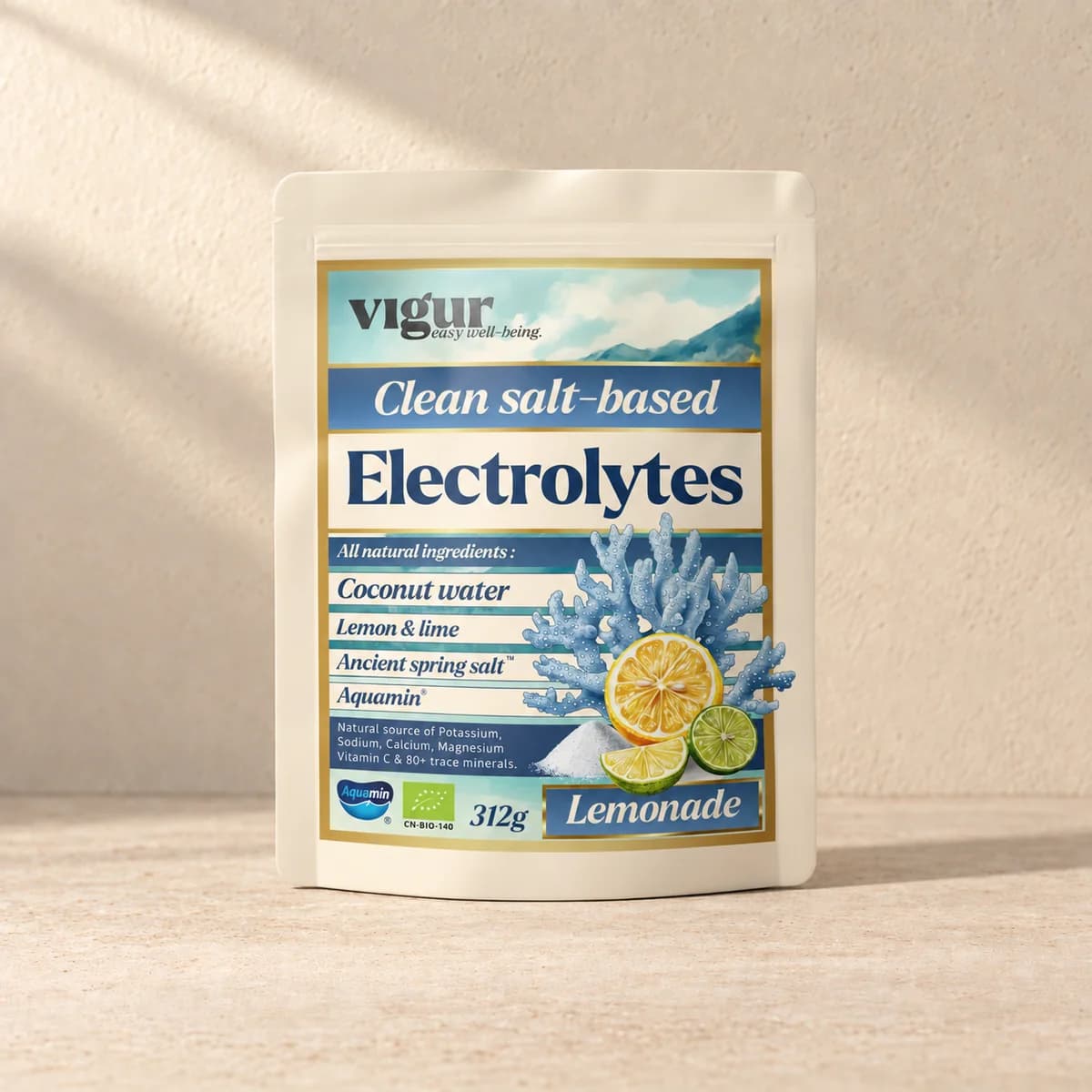 Lys pose med teksten «Electrolytes Lemonade» og Vigur-logo med sitroner på beige bakgrunn