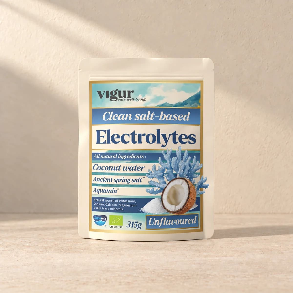 Lys pose med teksten «Electrolytes Unflavoured» og Vigur-logo med kokosnøtt på beige bakgrunn
