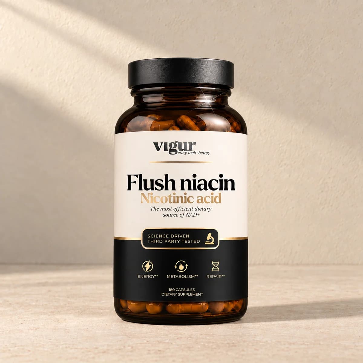 Mørk brun glassboks med svart lokk og lys etikett merket Vigur og «Flush niacin» på beige bakgrunn