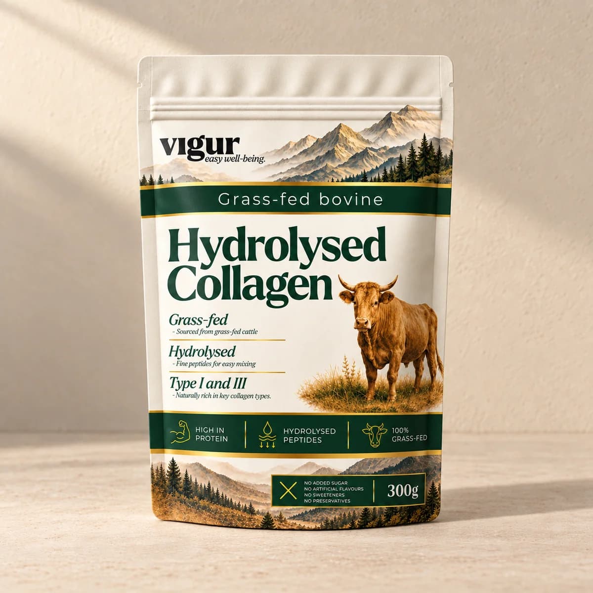 Stor lys pose med en ku og teksten «Hydrolysed Collagen» og Vigur-logo på beige bakgrunn