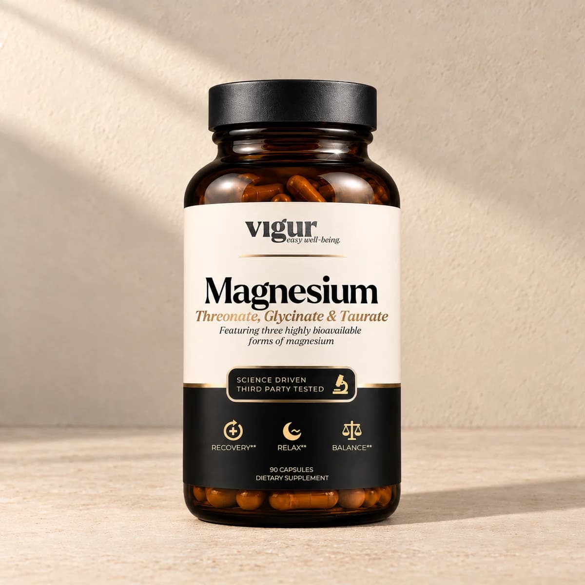 Mørk brun glassboks med lys etikett merket Vigur og «Magnesium» på beige bakgrunn