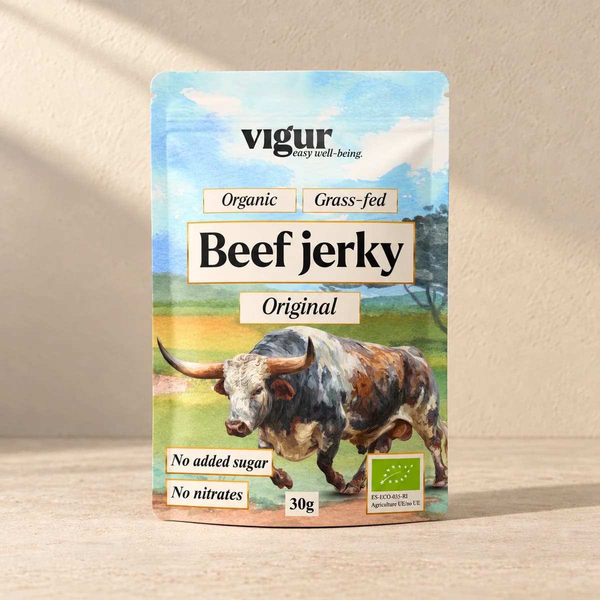 Lys pose med en tegnet okse og teksten «Beef jerky Original» og Vigur-logo på beige bakgrunn
