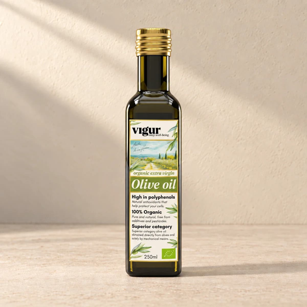Mørk glassflaske med gylden olje, gullkork og lys etikett merket Vigur og «Olive oil» på beige bakgrunn