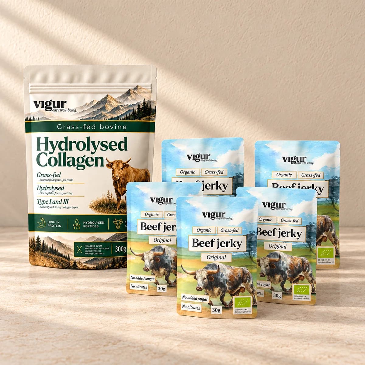 Lys pose «Hydrolysed Collagen» med en ku og flere lyse poser «Beef jerky» foran, på beige bakgrunn