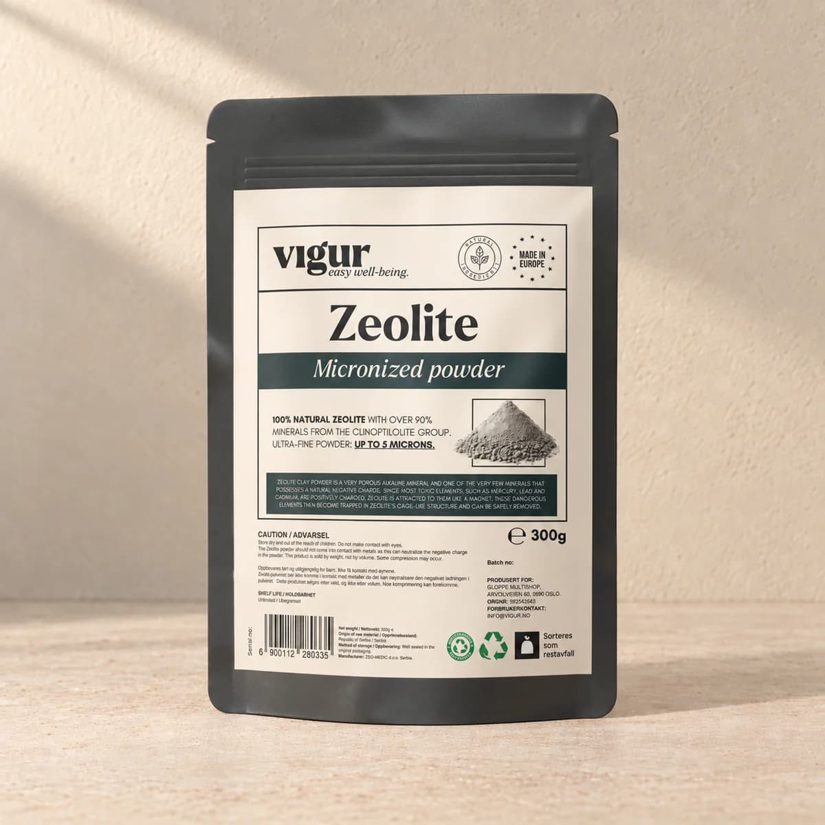 Lys, matt pose med etiketten «Zeolite Micronized powder» og Vigur-logo på beige bakgrunn