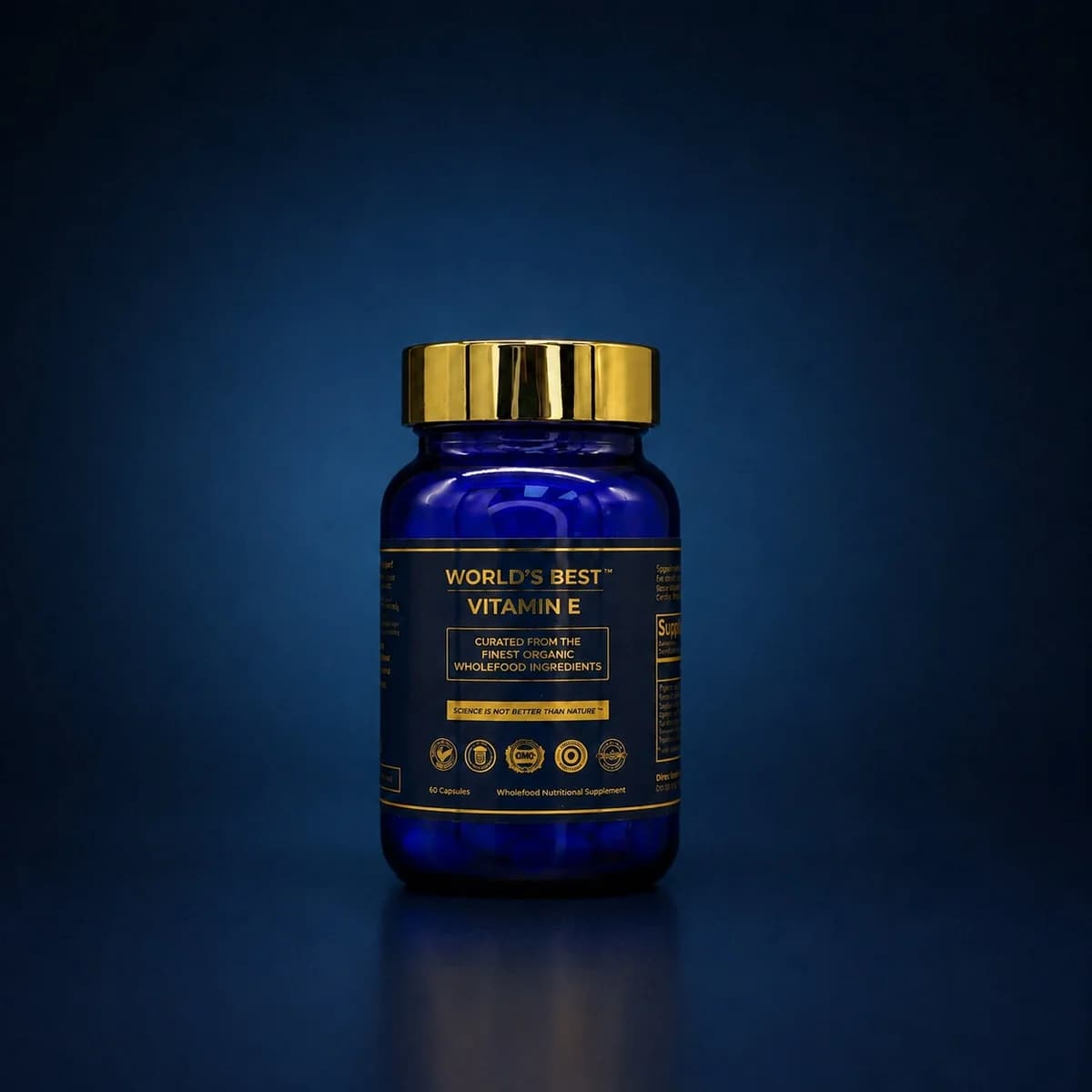 Blå glassflaske med gullkork og svart etikett med gullskrift: World's Best Vitamin E, mot mørkeblå bakgrunn